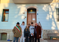 La consegna della lettera da parte del sindaco di Tonezza, Bertagnoli, e del consigliere regionale dott. Giacomin